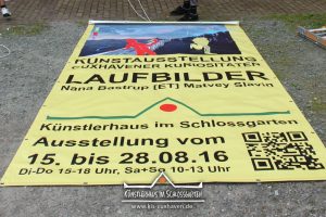 Nana Bastrup und Matvey Slavin - Ausstellung Cuxhavener Kuriositäten - Banner aufhängen - Künstlerhaus im Schlossgarten - Cuxhaven