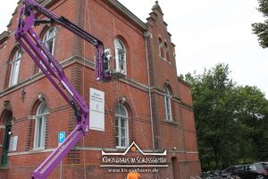 Nana Bastrup und Matvey Slavin - Ausstellung Cuxhavener Kuriositäten - Banner aufhängen - Künstlerhaus im Schlossgarten - Cuxhaven