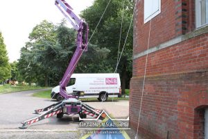 Nana Bastrup und Matvey Slavin - Ausstellung Cuxhavener Kuriositäten - Banner aufhängen - Künstlerhaus im Schlossgarten - Cuxhaven