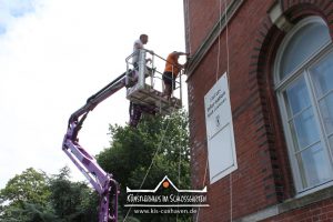 Nana Bastrup und Matvey Slavin - Ausstellung Cuxhavener Kuriositäten - Banner aufhängen - Künstlerhaus im Schlossgarten - Cuxhaven