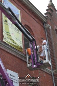 Nana Bastrup und Matvey Slavin - Ausstellung Cuxhavener Kuriositäten - Banner aufhängen - Künstlerhaus im Schlossgarten - Cuxhaven