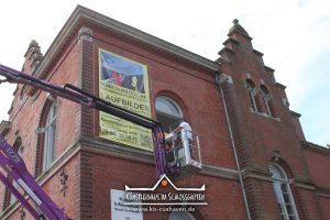Nana Bastrup und Matvey Slavin - Ausstellung Cuxhavener Kuriositäten - Banner aufhängen - Künstlerhaus im Schlossgarten - Cuxhaven