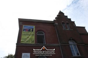 Nana Bastrup und Matvey Slavin - Ausstellung Cuxhavener Kuriositäten - Banner aufhängen - Künstlerhaus im Schlossgarten - Cuxhaven