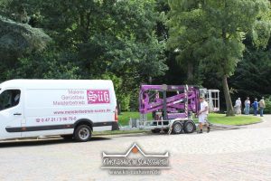 Nana Bastrup und Matvey Slavin - Ausstellung Cuxhavener Kuriositäten - Banner aufhängen - Künstlerhaus im Schlossgarten - Cuxhaven