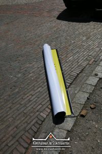 Nana Bastrup und Matvey Slavin - Ausstellung Multimediale Collagen - Banner aufhängen - Künstlerhaus im Schlossgarten - Cuxhaven