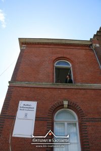Nana Bastrup und Matvey Slavin - Ausstellung Multimediale Collagen - Banner aufhängen - Künstlerhaus im Schlossgarten - Cuxhaven