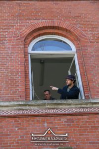 Nana Bastrup und Matvey Slavin - Ausstellung Multimediale Collagen - Banner aufhängen - Künstlerhaus im Schlossgarten - Cuxhaven