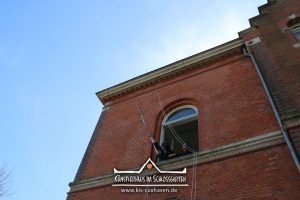 Nana Bastrup und Matvey Slavin - Ausstellung Multimediale Collagen - Banner aufhängen - Künstlerhaus im Schlossgarten - Cuxhaven