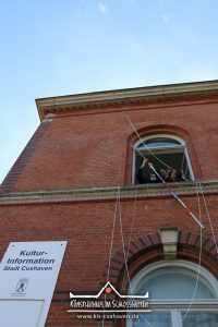 Nana Bastrup und Matvey Slavin - Ausstellung Multimediale Collagen - Banner aufhängen - Künstlerhaus im Schlossgarten - Cuxhaven