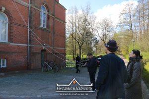 Nana Bastrup und Matvey Slavin - Ausstellung Multimediale Collagen - Banner aufhängen - Künstlerhaus im Schlossgarten - Cuxhaven