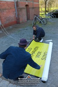 Nana Bastrup und Matvey Slavin - Ausstellung Multimediale Collagen - Banner aufhängen - Künstlerhaus im Schlossgarten - Cuxhaven