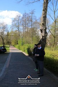 Nana Bastrup und Matvey Slavin - Ausstellung Multimediale Collagen - Banner aufhängen - Künstlerhaus im Schlossgarten - Cuxhaven