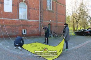Nana Bastrup und Matvey Slavin - Ausstellung Multimediale Collagen - Banner aufhängen - Künstlerhaus im Schlossgarten - Cuxhaven