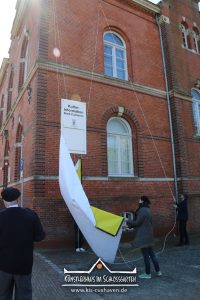 Nana Bastrup und Matvey Slavin - Ausstellung Multimediale Collagen - Banner aufhängen - Künstlerhaus im Schlossgarten - Cuxhaven