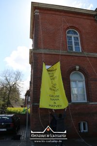 Nana Bastrup und Matvey Slavin - Ausstellung Multimediale Collagen - Banner aufhängen - Künstlerhaus im Schlossgarten - Cuxhaven