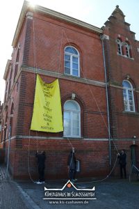 Nana Bastrup und Matvey Slavin - Ausstellung Multimediale Collagen - Banner aufhängen - Künstlerhaus im Schlossgarten - Cuxhaven