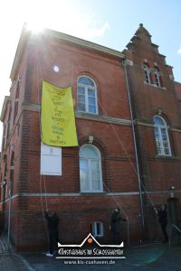 Nana Bastrup und Matvey Slavin - Ausstellung Multimediale Collagen - Banner aufhängen - Künstlerhaus im Schlossgarten - Cuxhaven