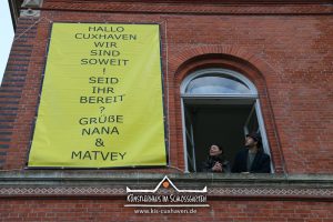 Nana Bastrup und Matvey Slavin - Ausstellung Multimediale Collagen - Banner aufhängen - Künstlerhaus im Schlossgarten - Cuxhaven