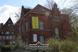 Nana Bastrup und Matvey Slavin - Ausstellung Multimediale Collagen - Banner aufhängen - Künstlerhaus im Schlossgarten - Cuxhaven