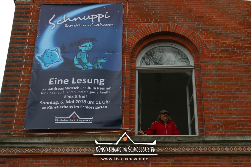 Schnuppi landet in Cuxhaven - Banner aufhängen mit Andreas Wrosch - Künstlerhaus im Schlossgarten - Cuxhaven