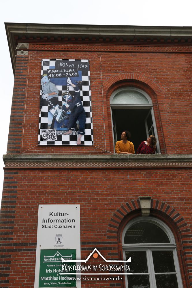 IRIS-A-MAZ - Himmelblau - Banner aufhängen - Künstlerhaus im Schlossgarten - Cuxhaven