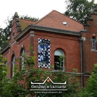 IRIS-A-MAZ_Banner-aufhaengen_Kuenstlerhaus-im-Schlossgarten_Cuxhaven_03